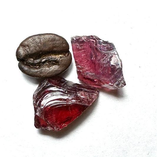 PYROPE GARNET 2pcs., 2.93g Facet Rough Parcel