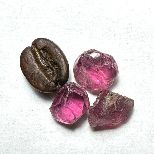 MAHENGE GARNET 3pcs., 2.28g Facet Rough Parcel