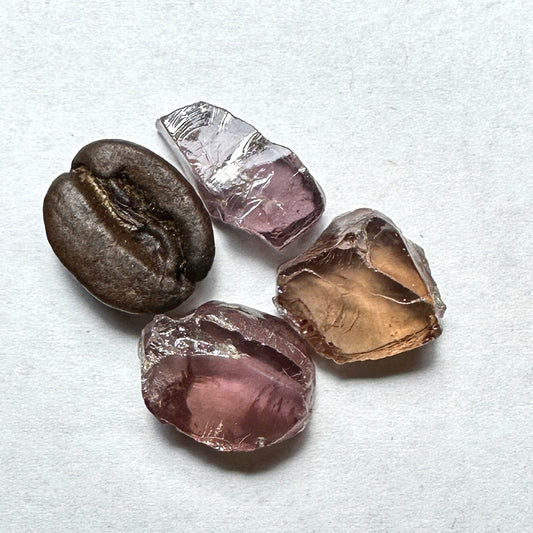 DRAGON GARNET 3pcs., 2.68g Facet Rough Parcel